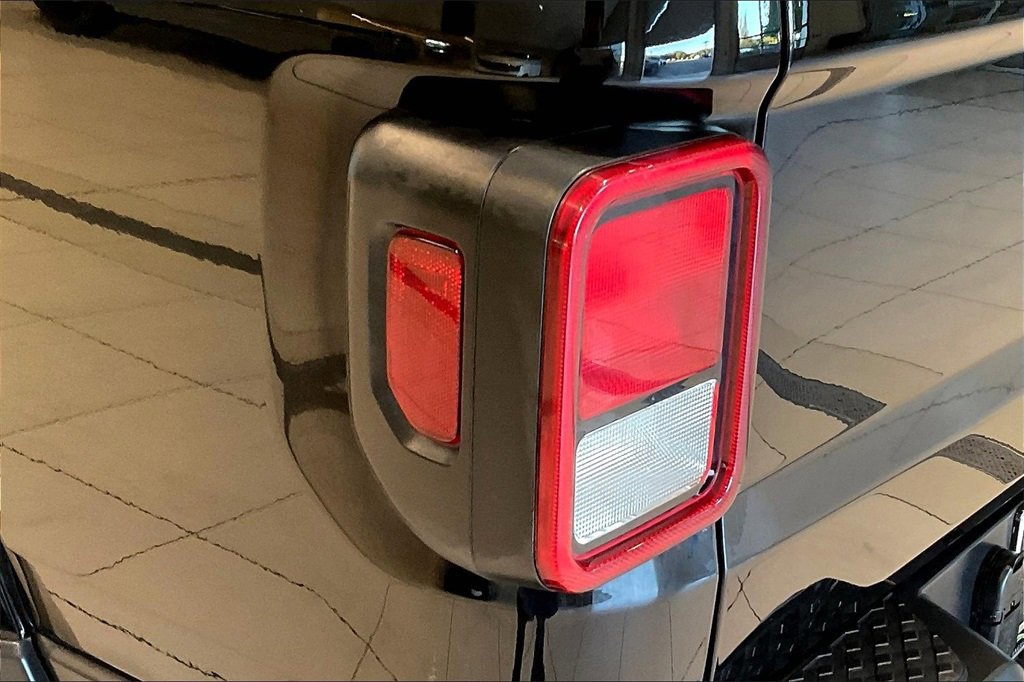 Used 2022 Jeep Gladiator Willys image 31