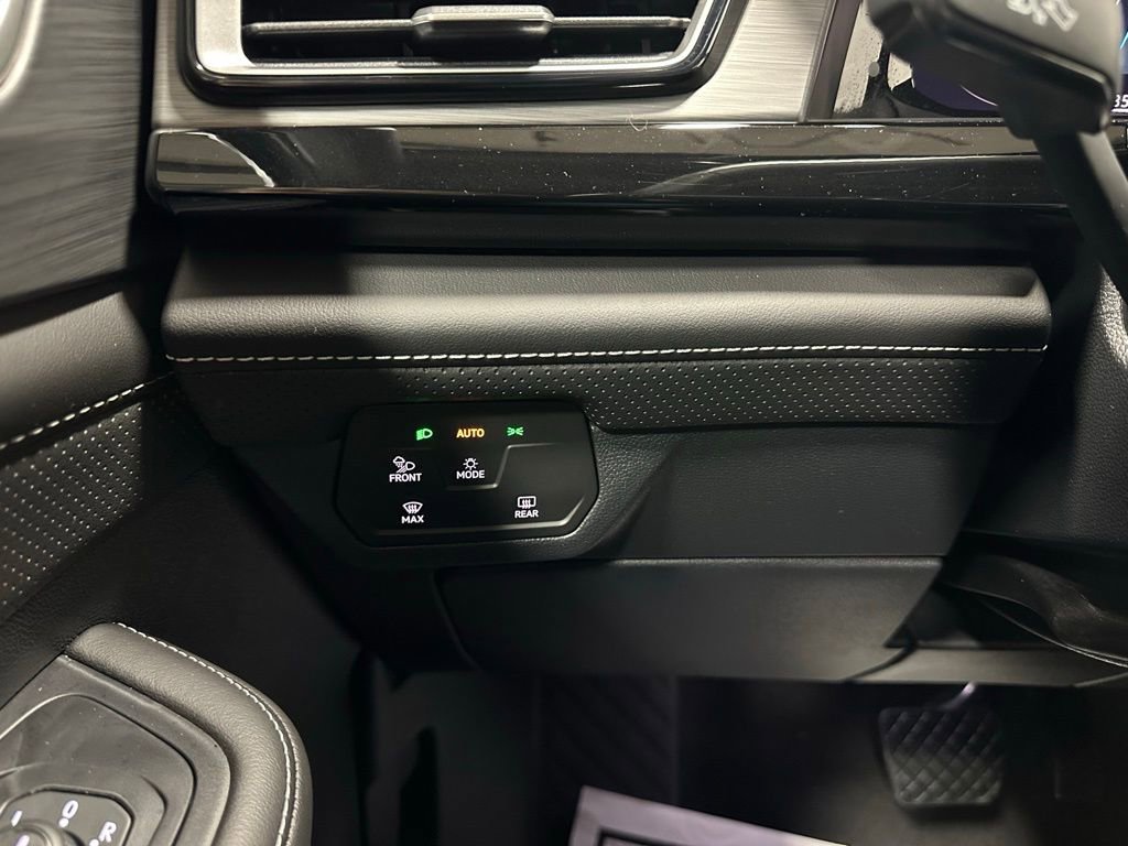 Used 2025 Volkswagen Atlas Cross Sport SE image 17