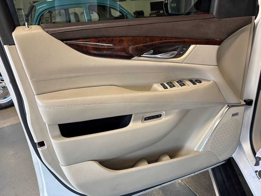 Used 2016 Cadillac Escalade Premium AWD/4WD image 18