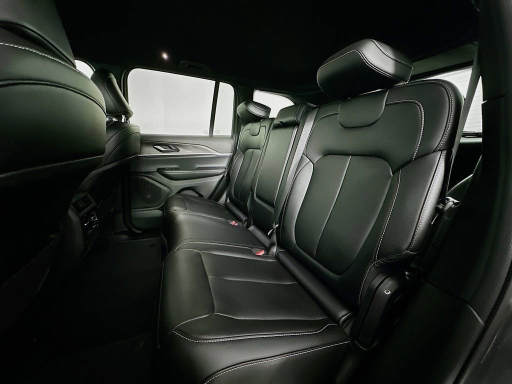 Used 2024 Jeep Grand Cherokee Limited w/ Black Appearance Package image 25