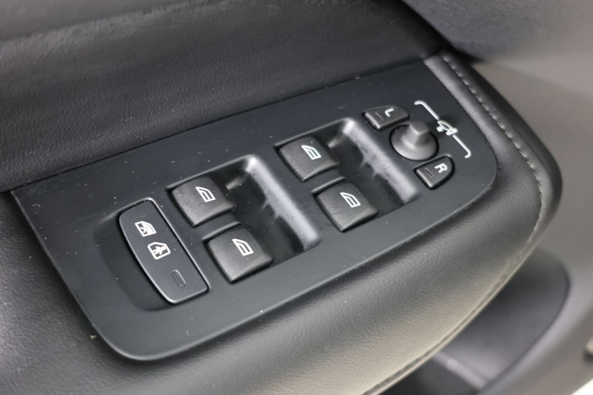 Used 2025 Volvo XC60 B5 Plus AWD/4WD image 23