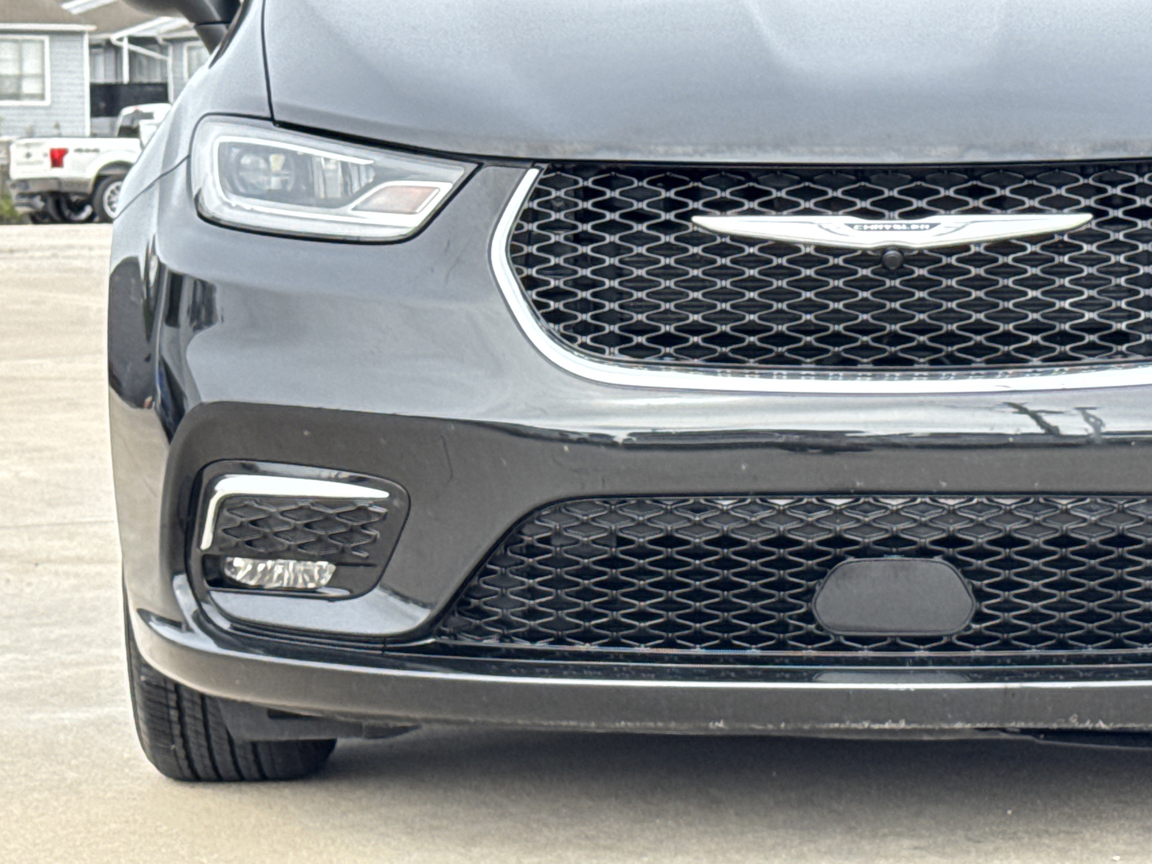 Used 2023 Chrysler Pacifica Touring-L image 7