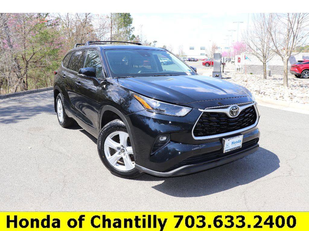 Used 2022 Toyota Highlander LE AWD/4WD image 1