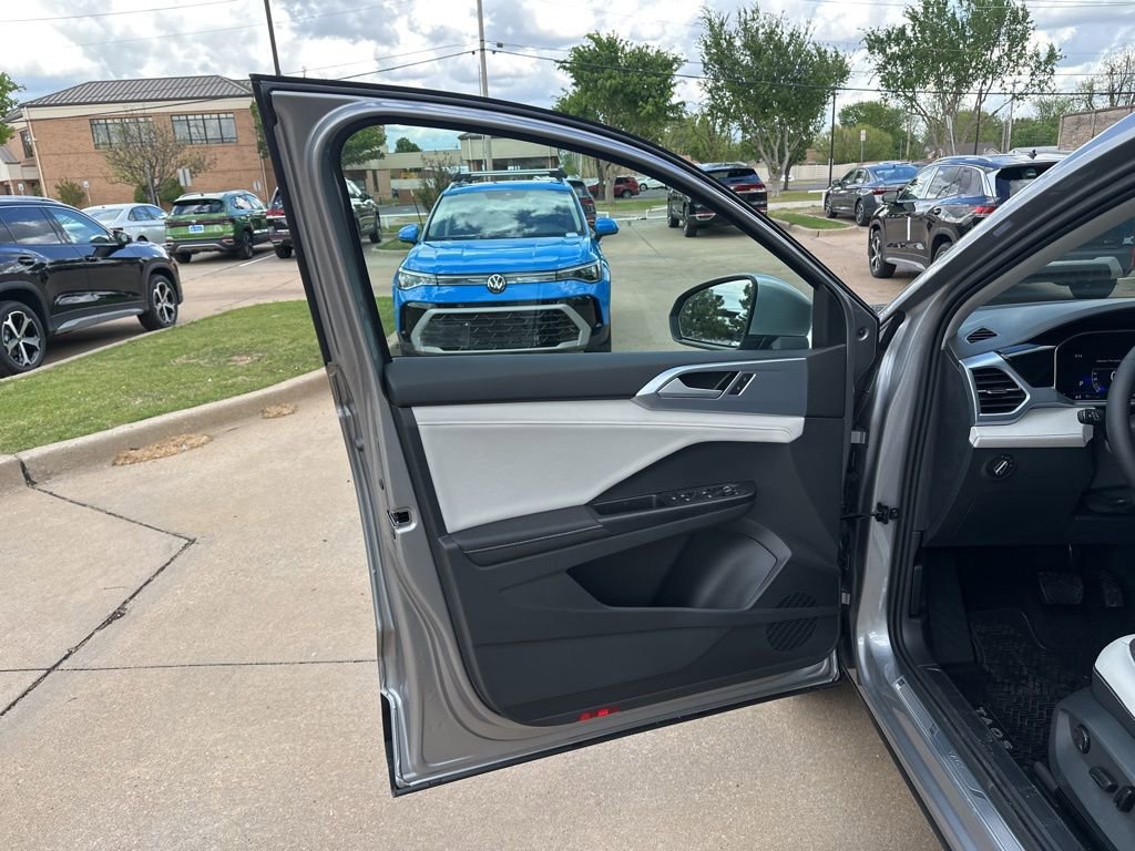 New 2026 Volkswagen Taos SE FWD image 9