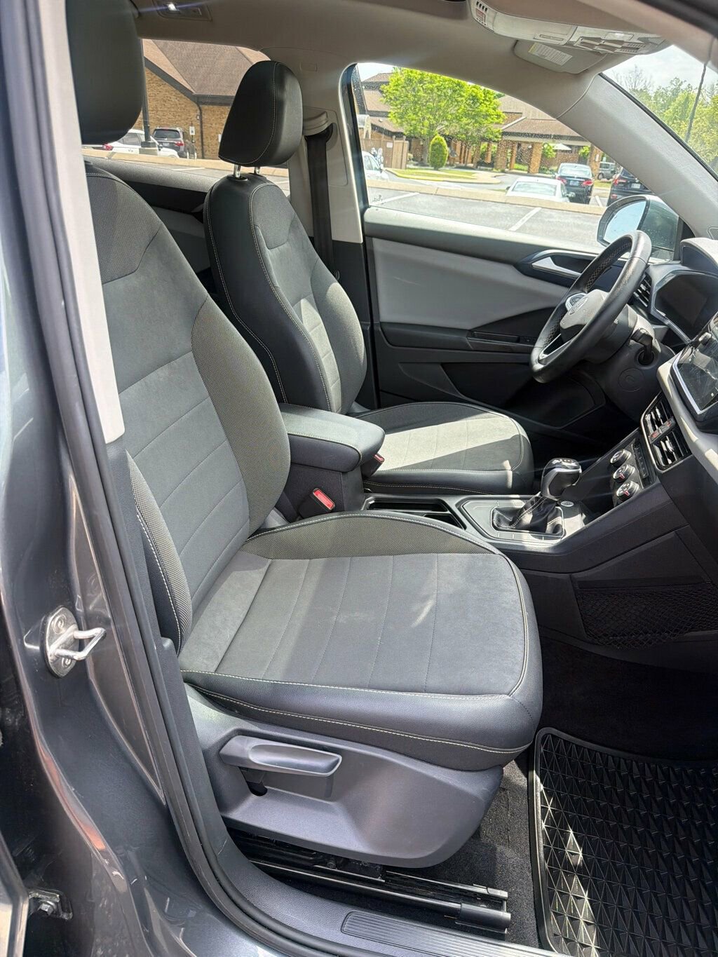 Used 2022 Volkswagen Taos SE w/ Panoramic Sunroof Package image 13