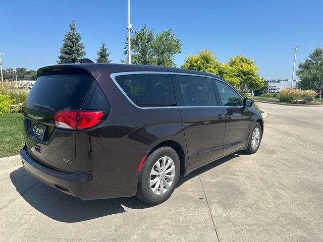 Used 2017 Chrysler Pacifica Touring w/ Tire & Wheel Group FWD image 6