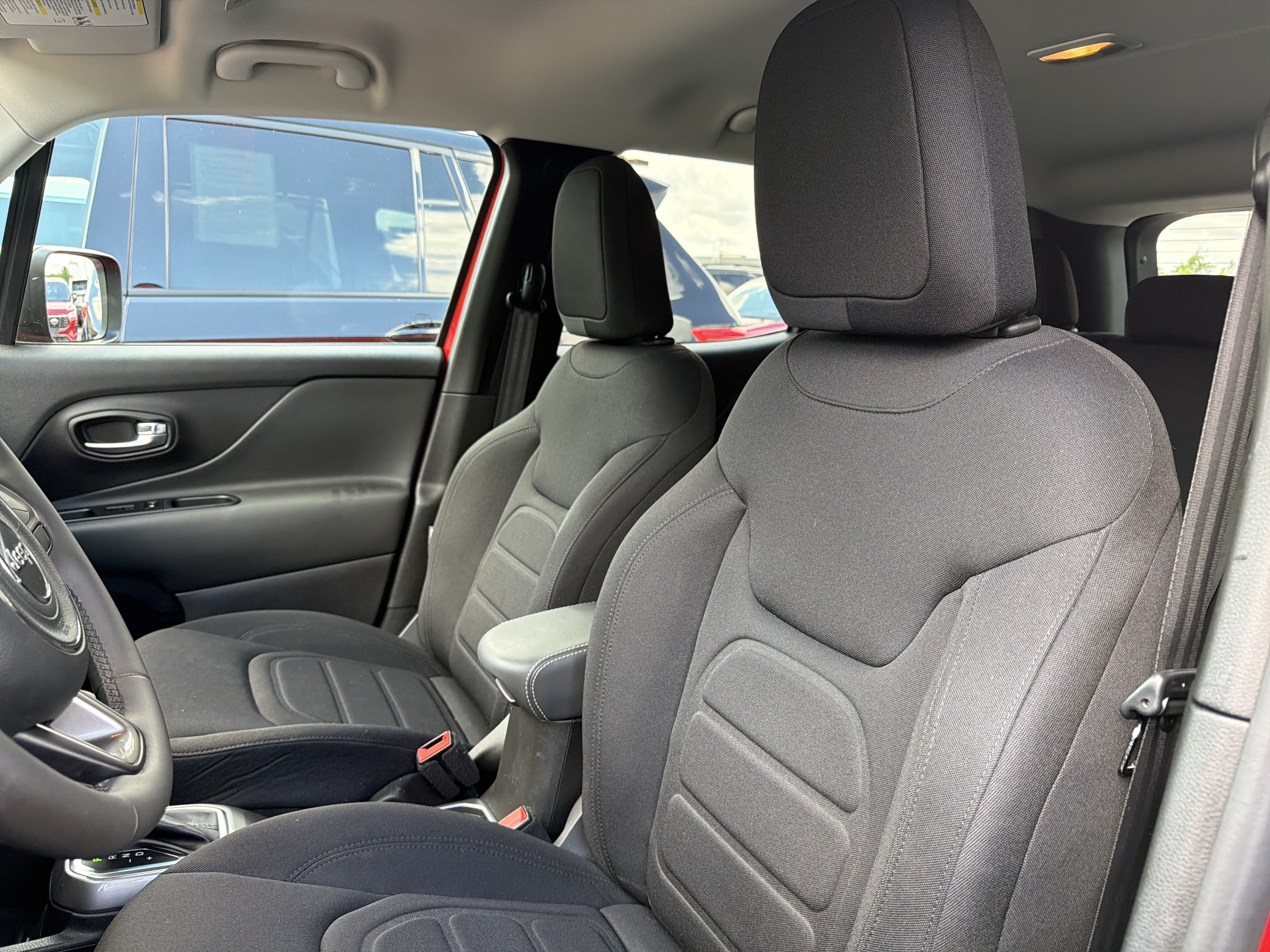 Used 2022 Jeep Renegade Latitude AWD/4WD image 8