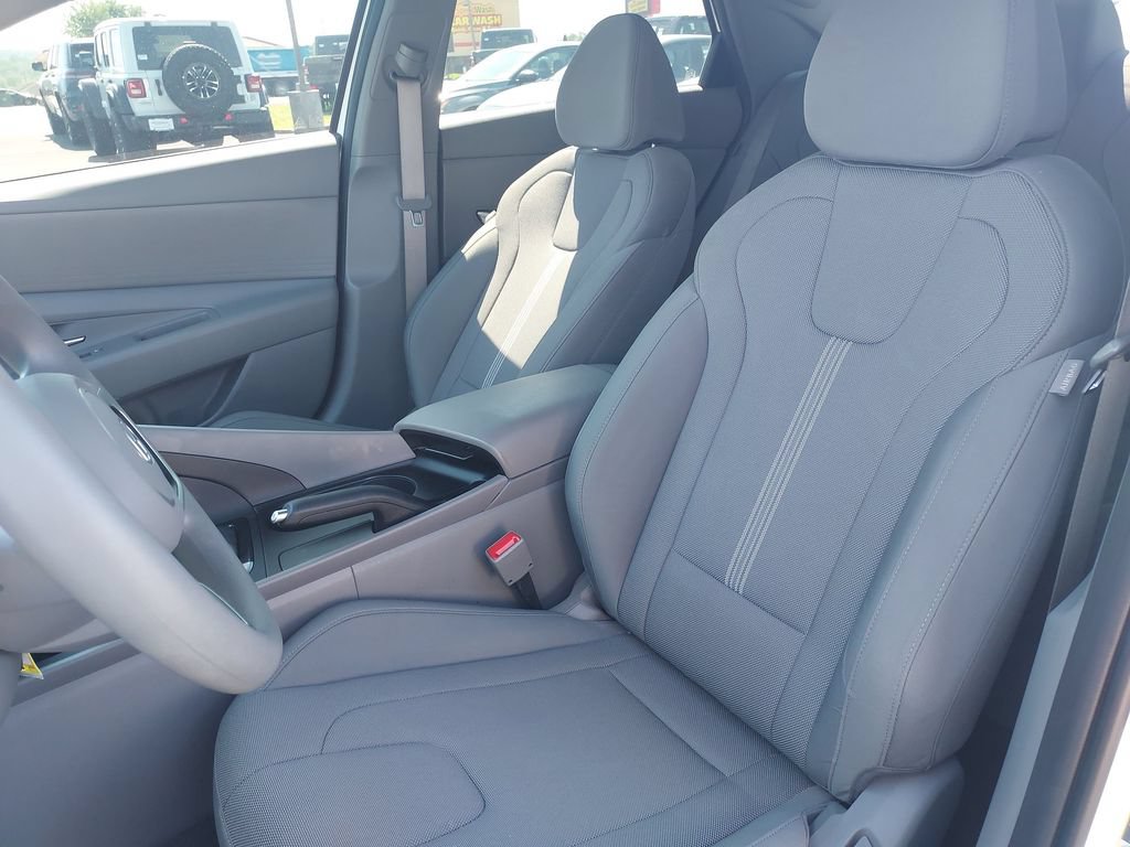 Used 2025 Hyundai Elantra SE FWD image 17
