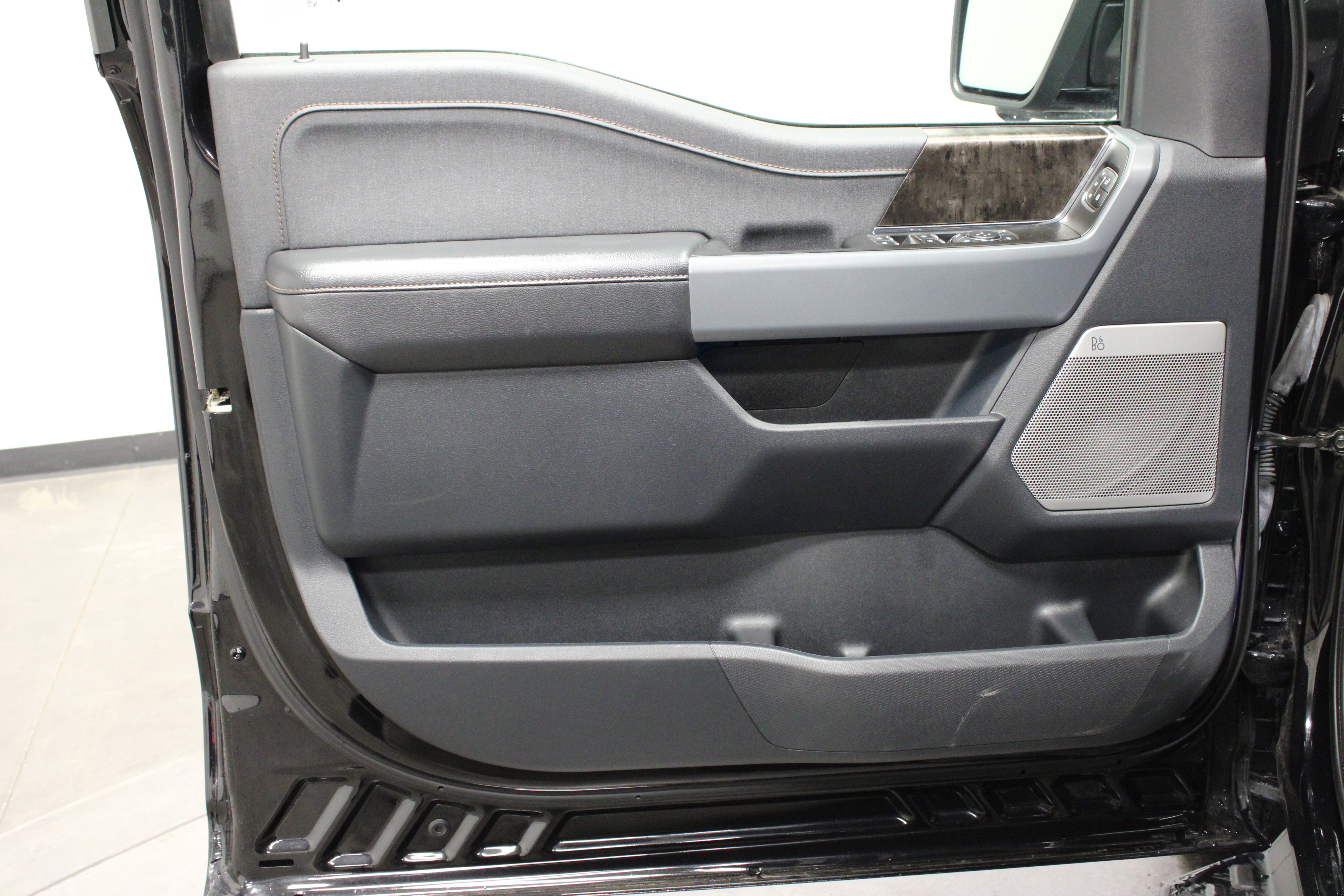 Used 2023 Ford F150 Lightning Lariat image 12