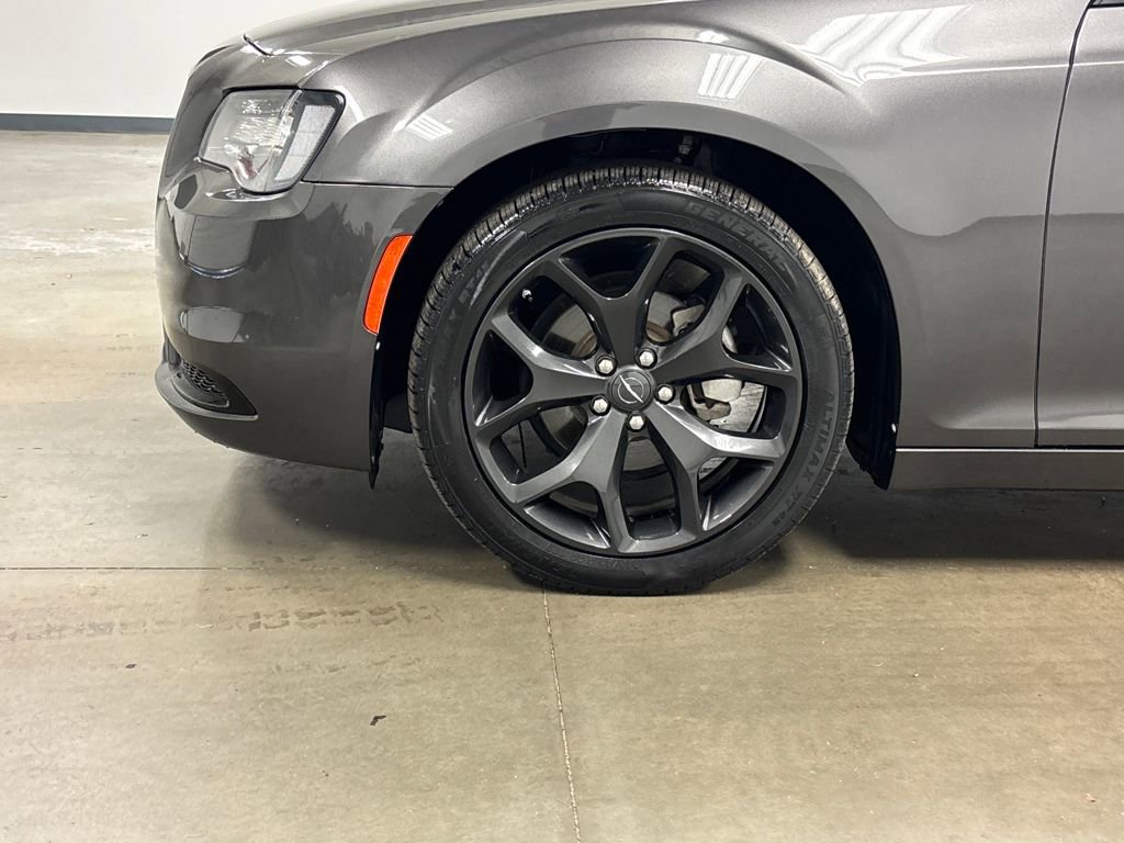 Used 2022 Chrysler 300 Touring w/ Sport Appearance Package image 9