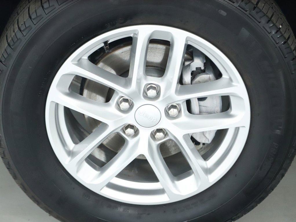 Used 2025 Jeep Grand Cherokee Laredo X image 37