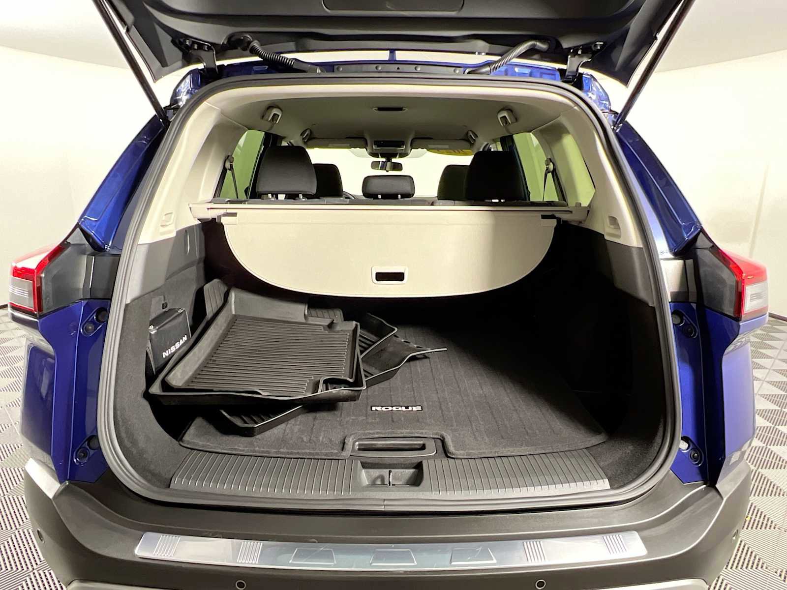 Used 2023 Nissan Rogue SV image 25