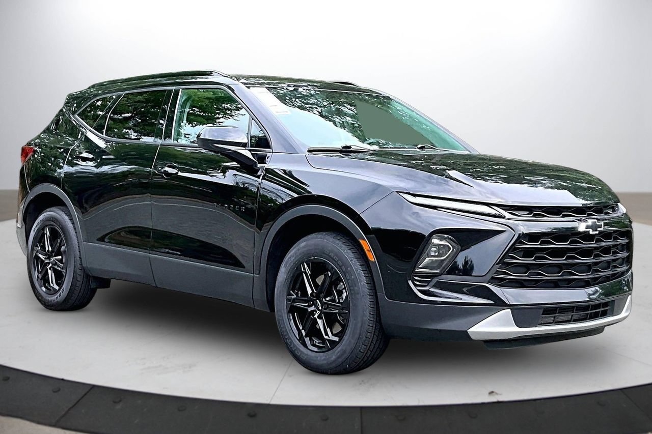 Used 2023 Chevrolet Blazer LT w/ Midnight/Sport Edition FWD image 2