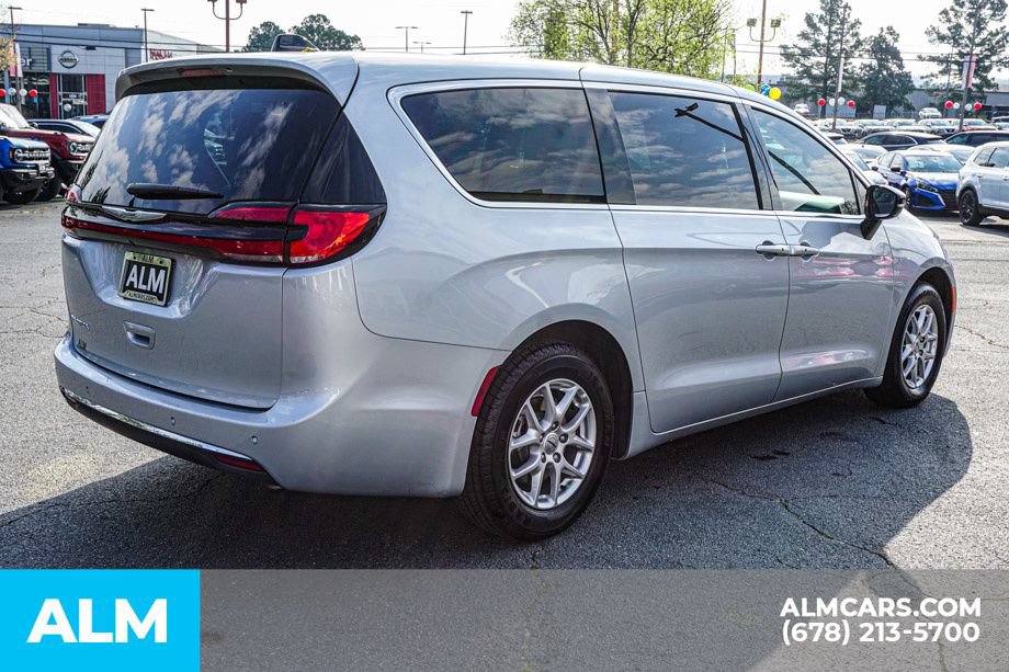 Used 2024 Chrysler Pacifica Touring-L FWD image 5