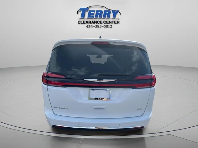 Used 2024 Chrysler Pacifica Touring-L image 2