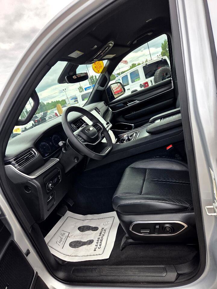 Used 2024 Jeep Wagoneer Series II w/ Flexible Seating Group image 9