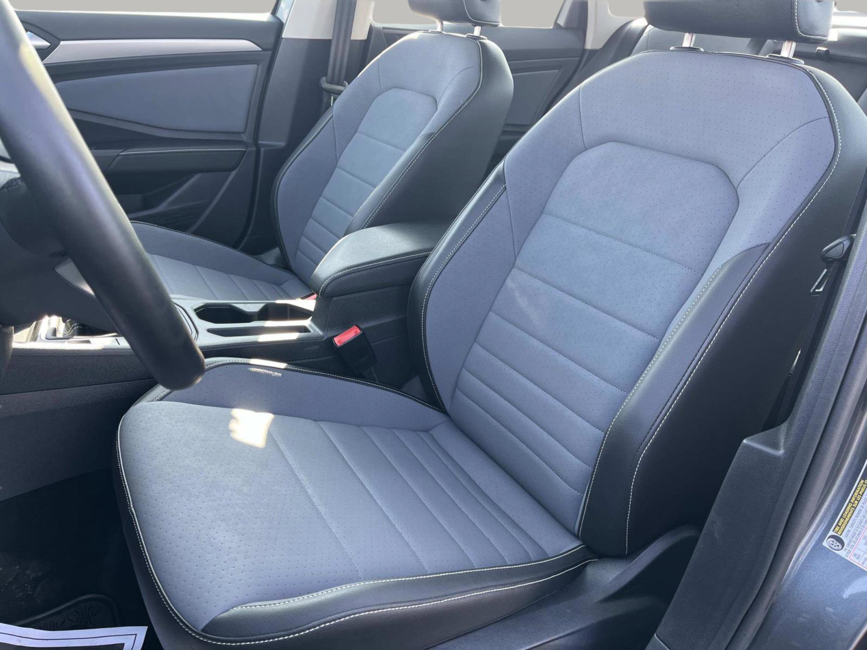 Used 2025 Volkswagen Jetta SE image 27