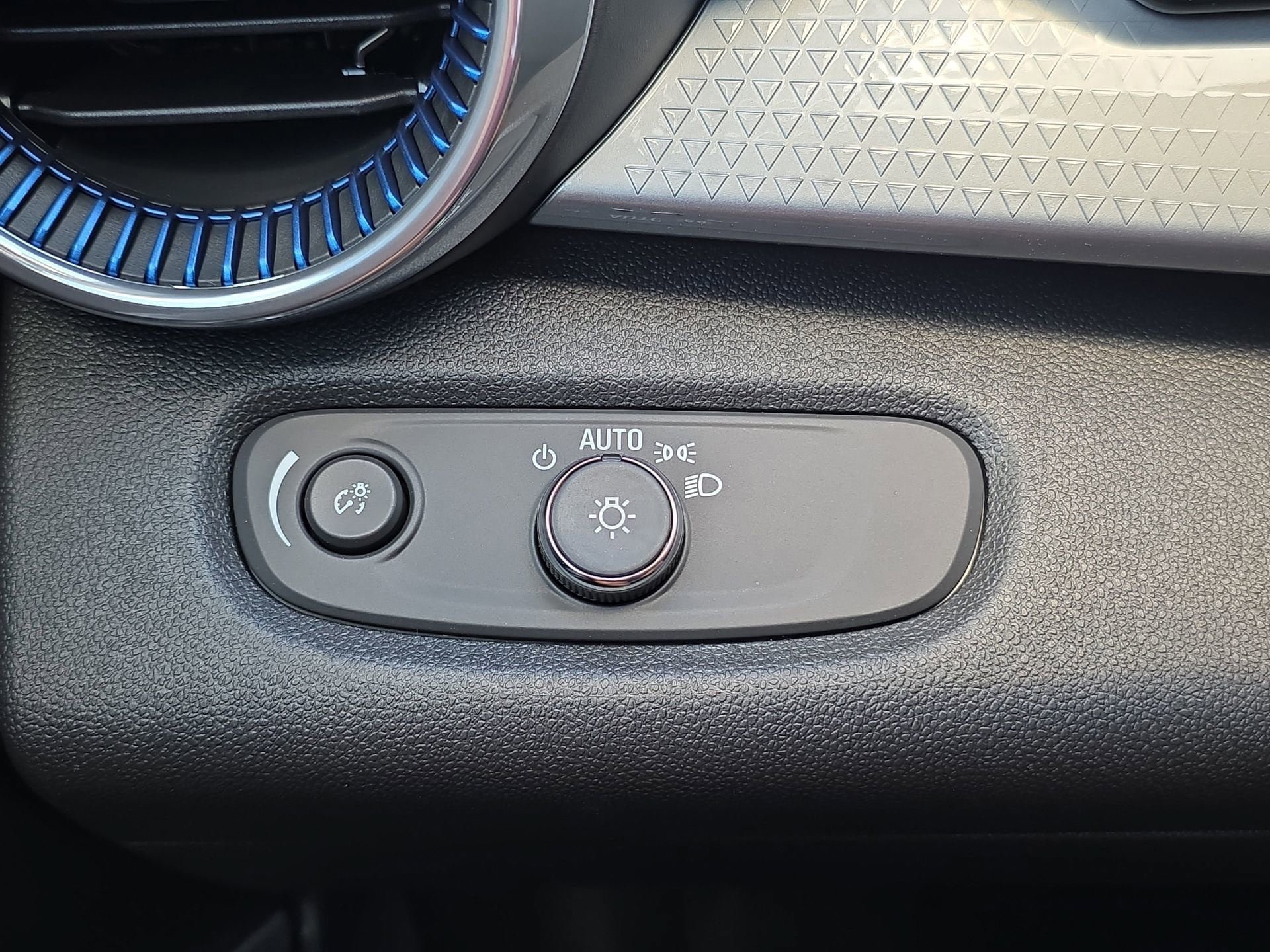 New 2026 Chevrolet Trax LT w/ Driver Confidence Package FWD image 26
