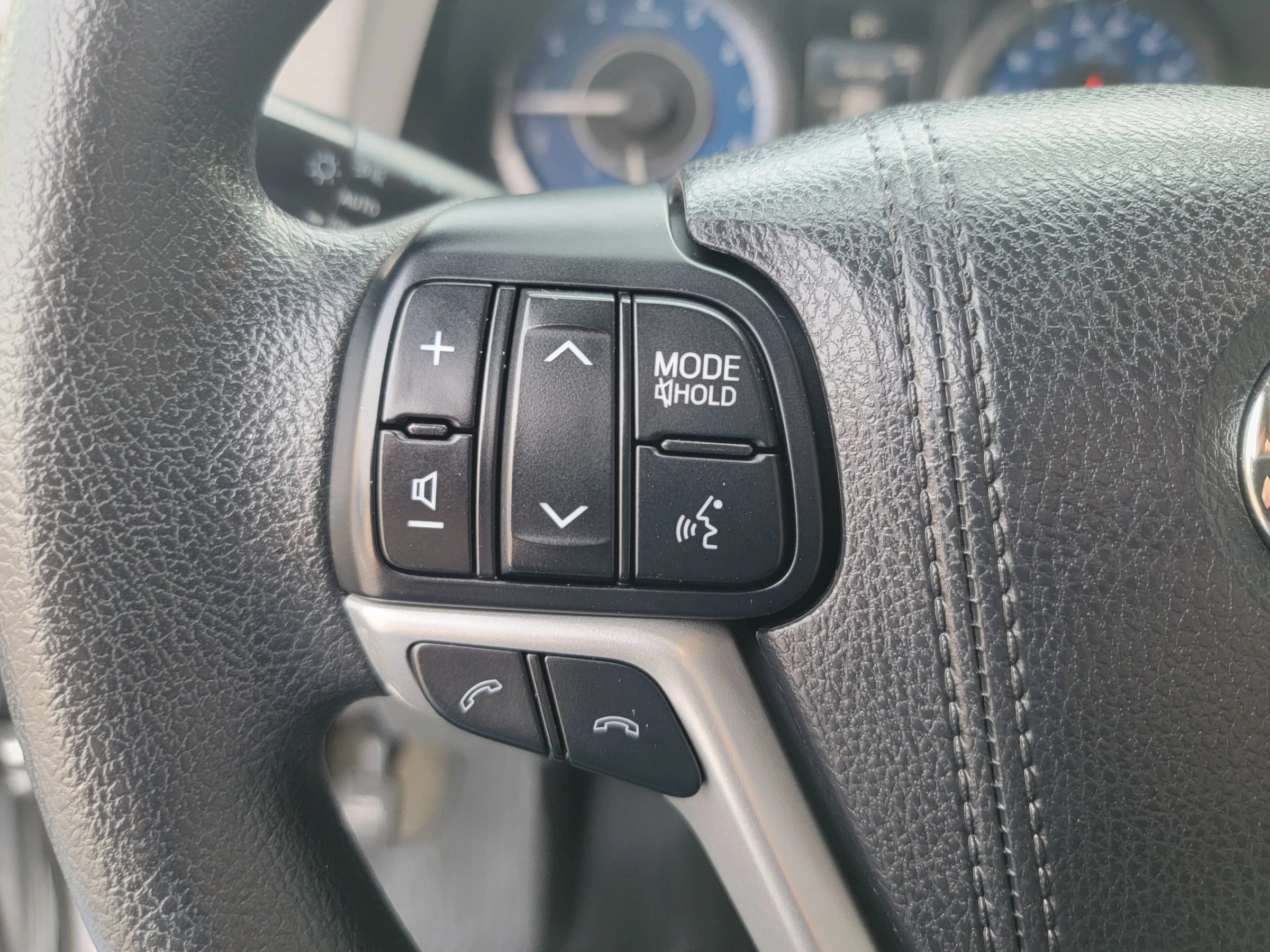 Used 2018 Toyota Sienna LE w/ Carpet Mat Package FWD image 25
