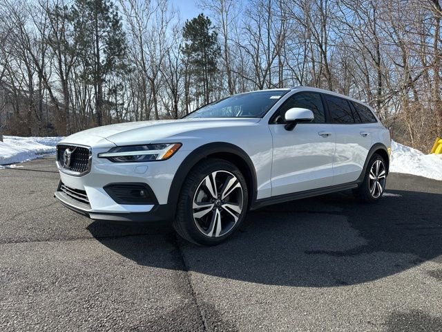 Certified 2025 Volvo V60 B5 Cross Country Plus image 4