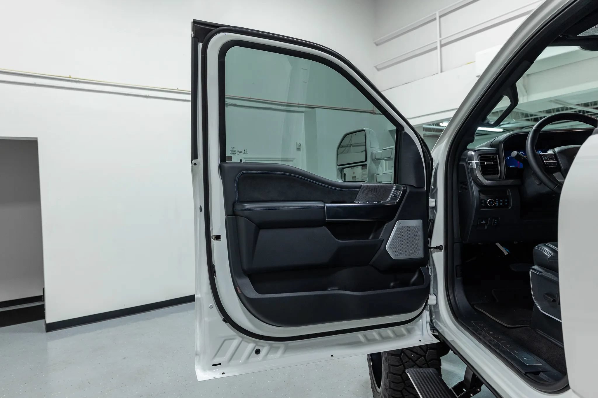 Used 2025 Ford F250 Platinum AWD/4WD image 35
