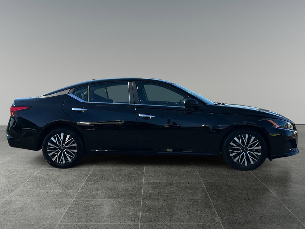 Used 2025 Nissan Altima 2.5 SV image 8
