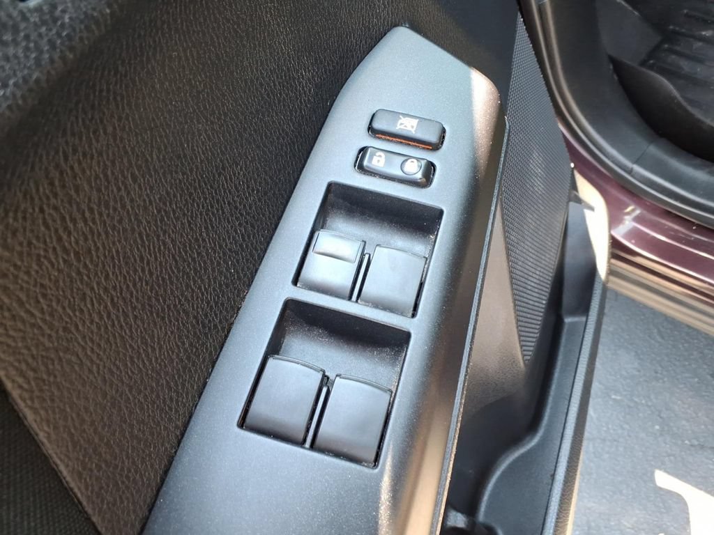 Used 2018 Toyota RAV4 LE FWD image 7