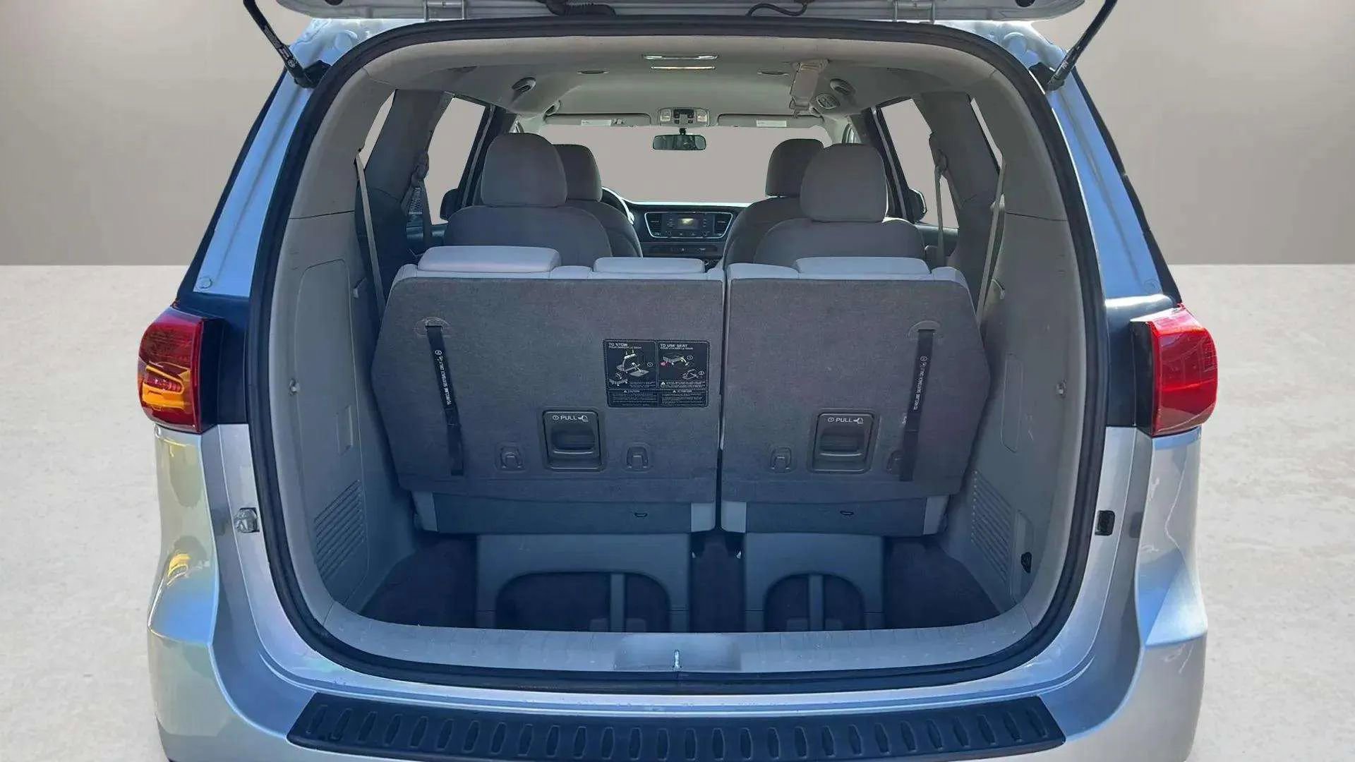 Used 2017 Kia Sedona LX image 16