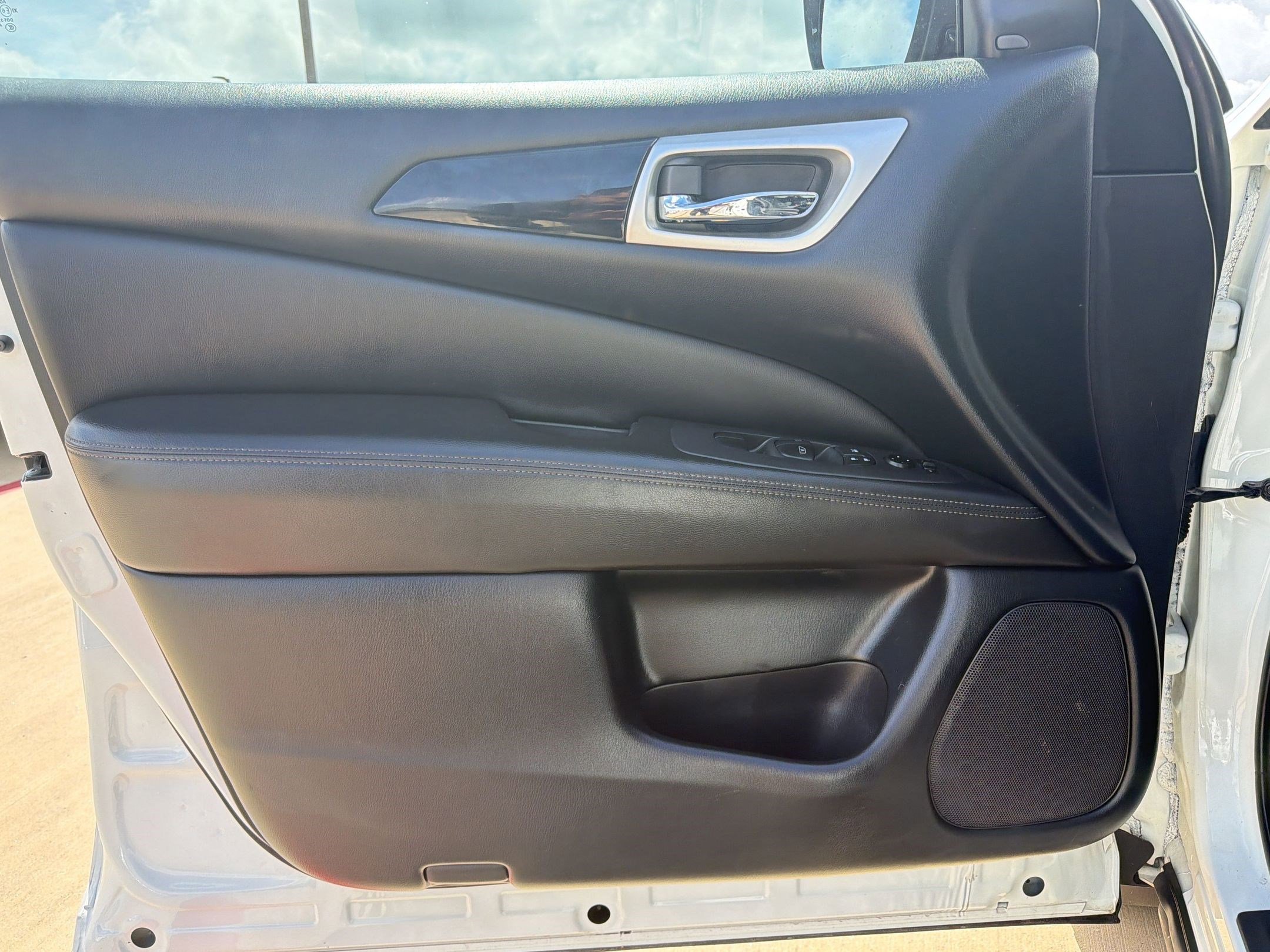 Used 2019 Nissan Pathfinder SV image 19