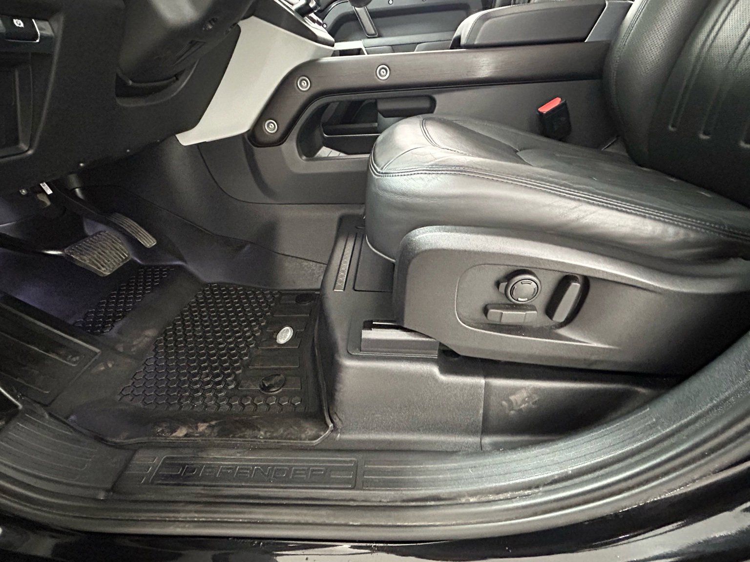 Used 2020 Land Rover Defender 110 HSE image 30