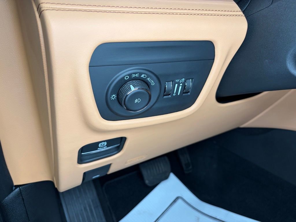 Used 2024 Jeep Grand Cherokee L Summit AWD/4WD image 17