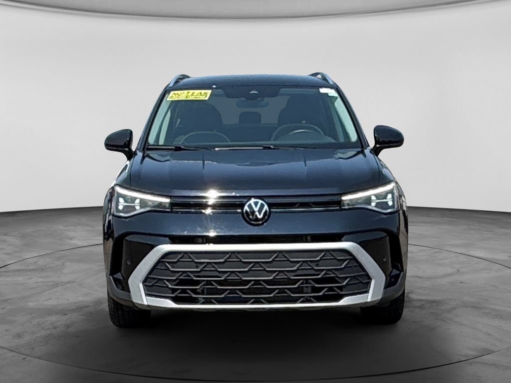 Used 2025 Volkswagen Taos SE FWD image 2