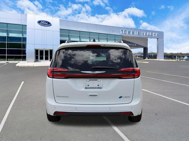 Used 2025 Chrysler Pacifica Pinnacle FWD image 3