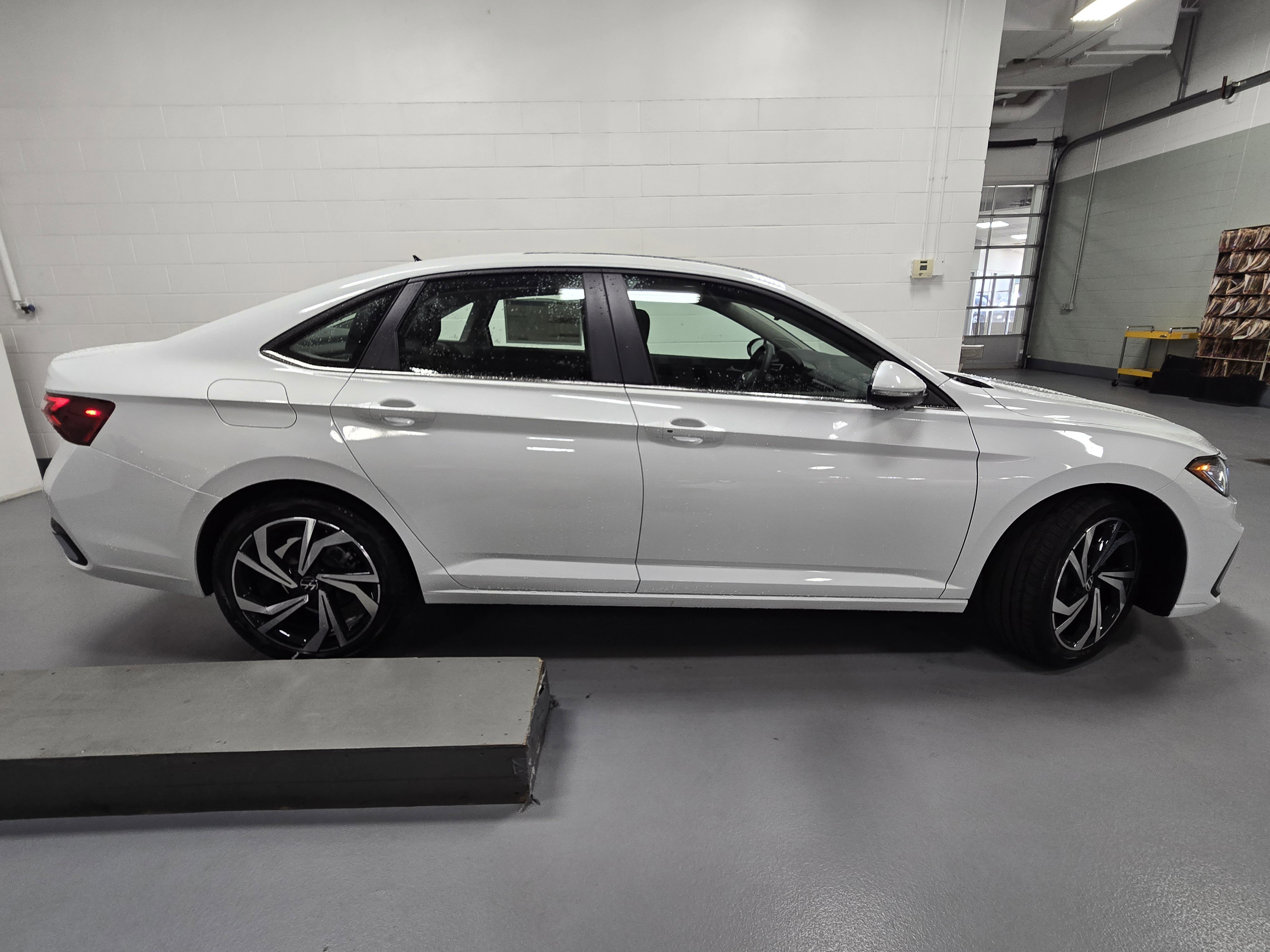 New 2025 Volkswagen Jetta SEL image 3