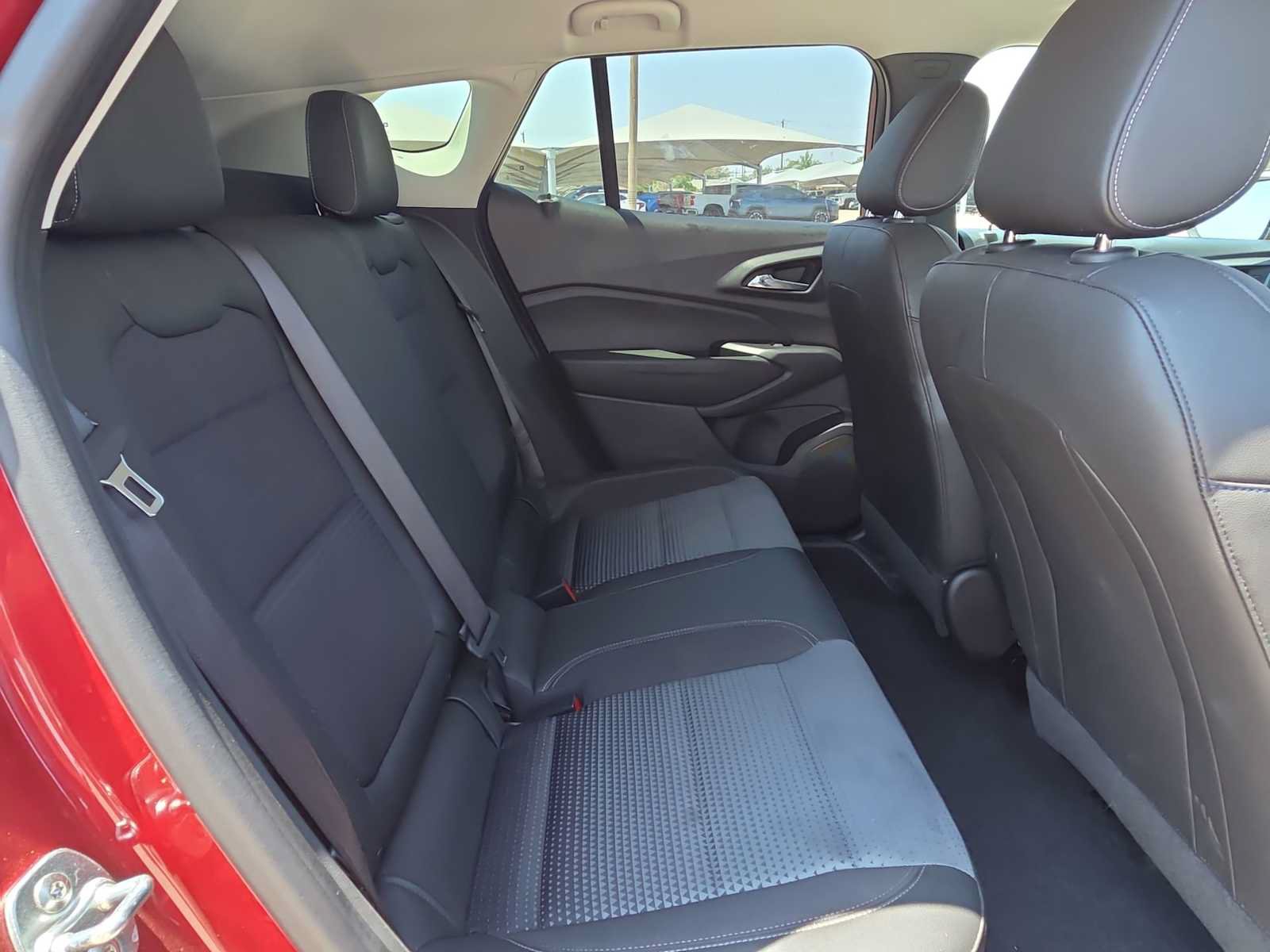 Used 2025 Chevrolet Trax LT FWD image 17