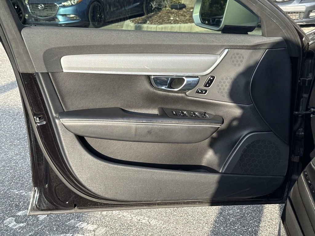 Used 2018 Volvo V90 T5 R-Design image 22