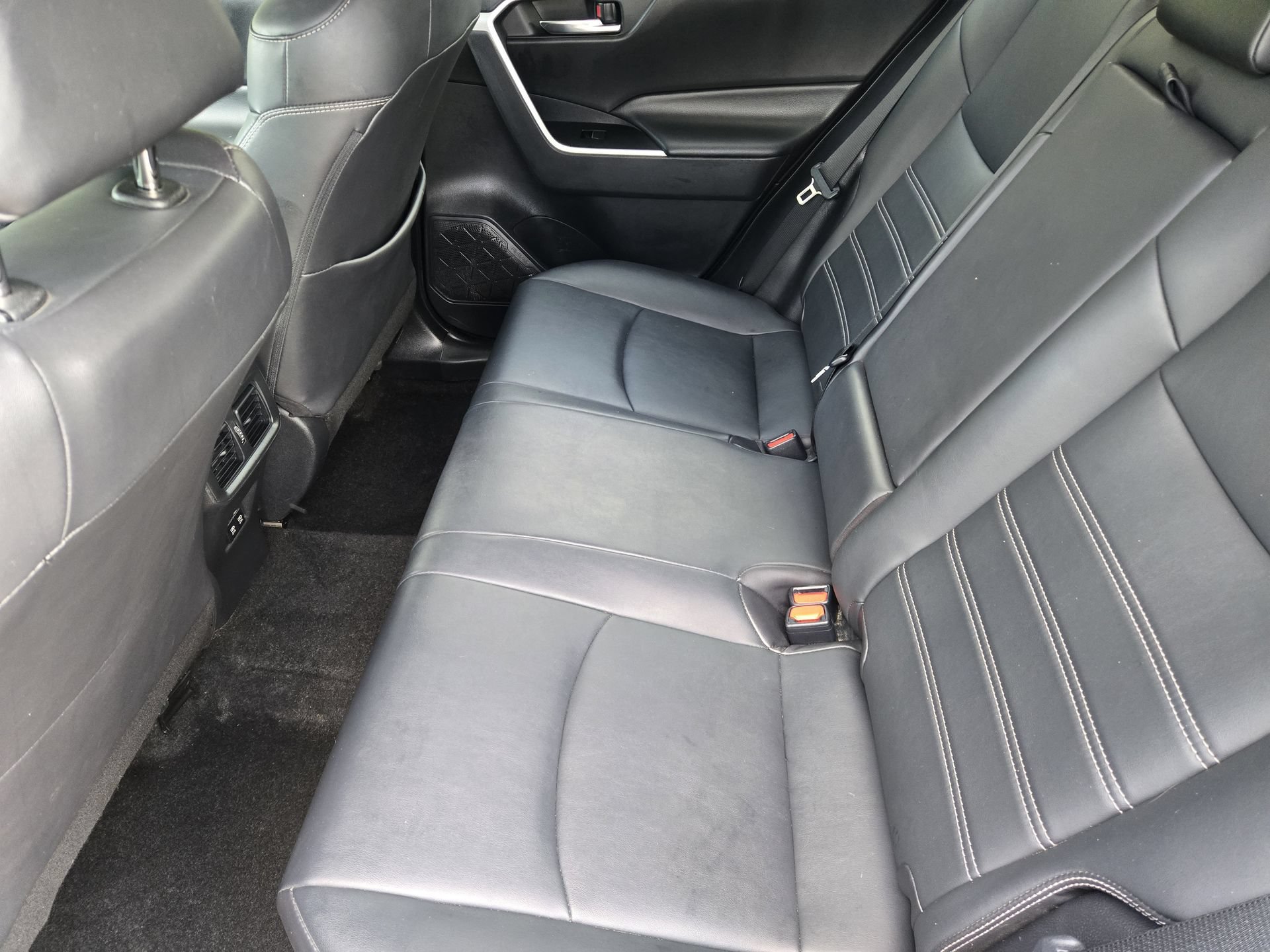 Used 2020 Toyota RAV4 XLE Premium FWD image 29