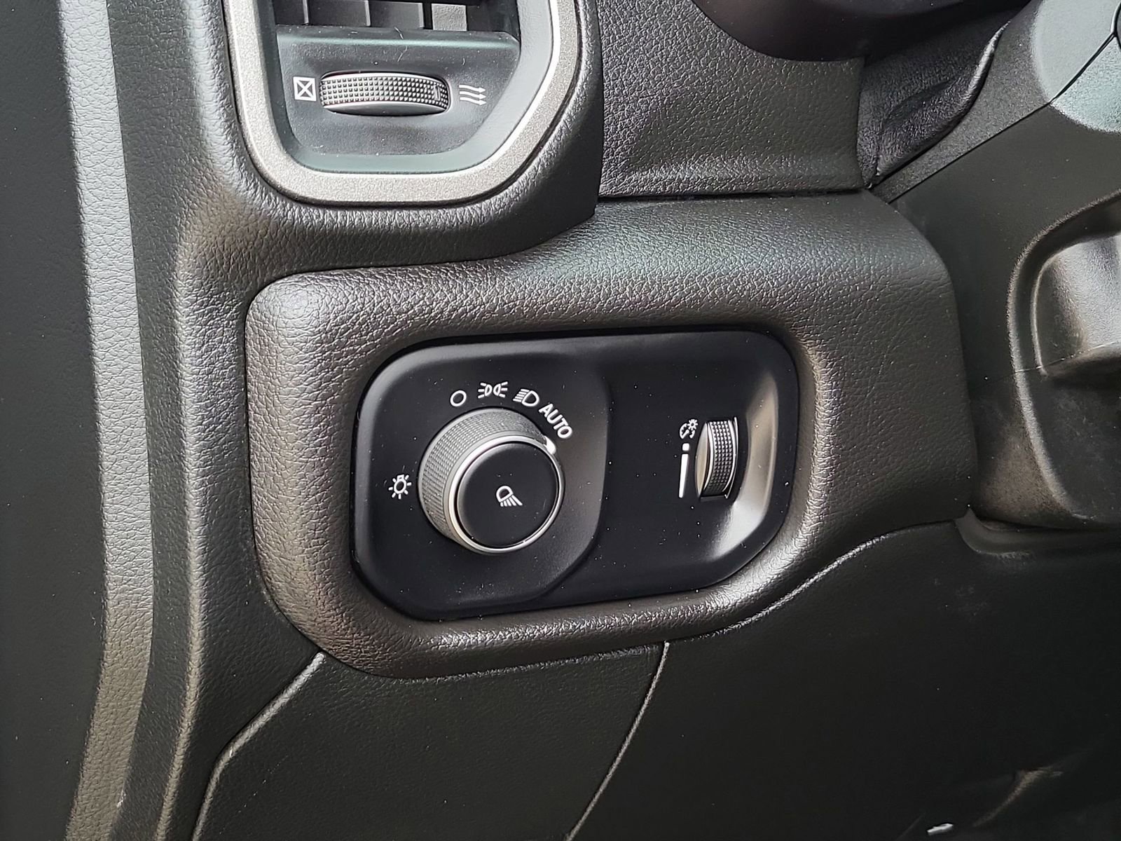 Used 2024 RAM 2500 Tradesman w/ Chrome Appearance Group image 17