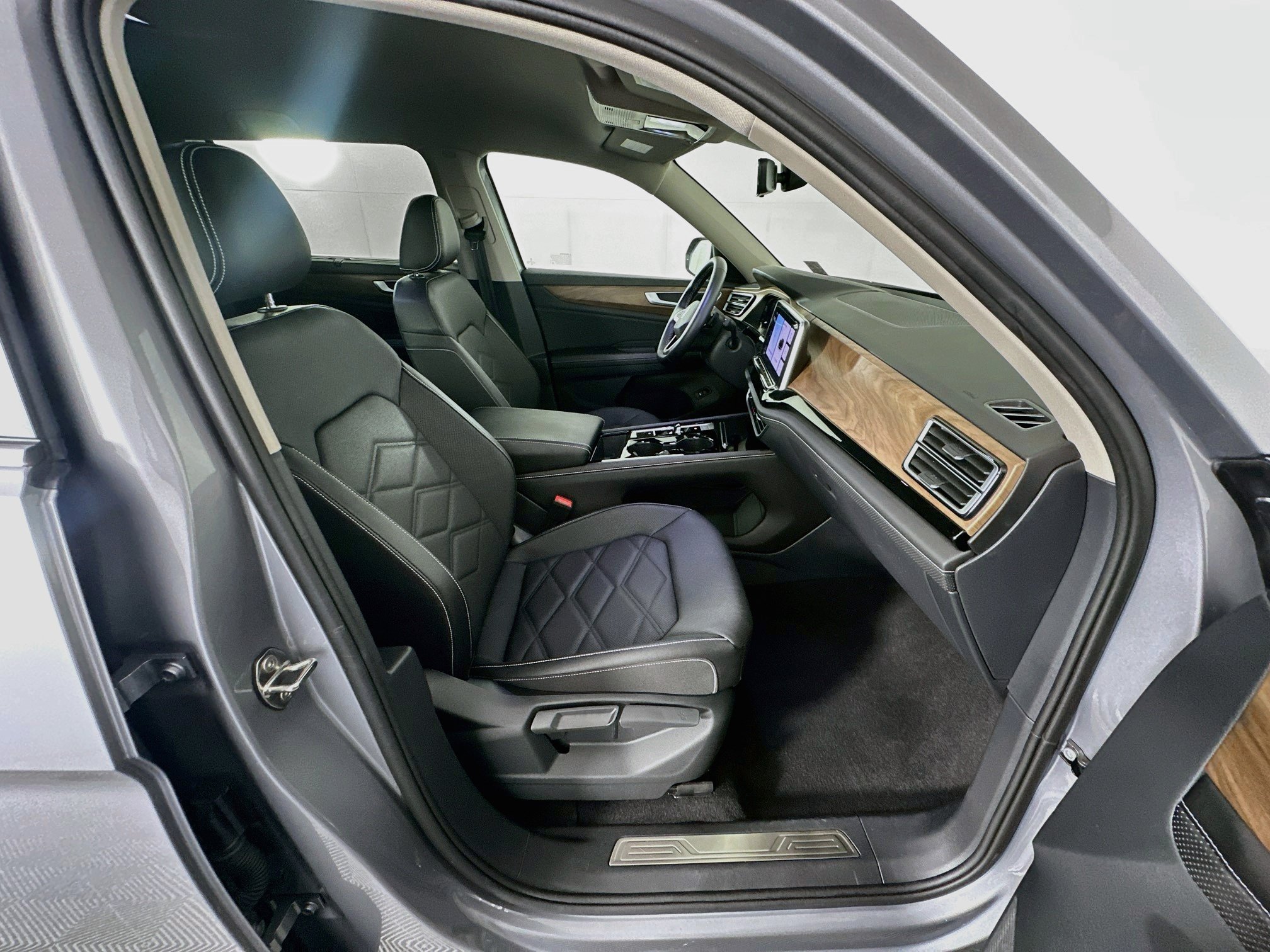 Used 2026 Volkswagen Atlas SE FWD image 32