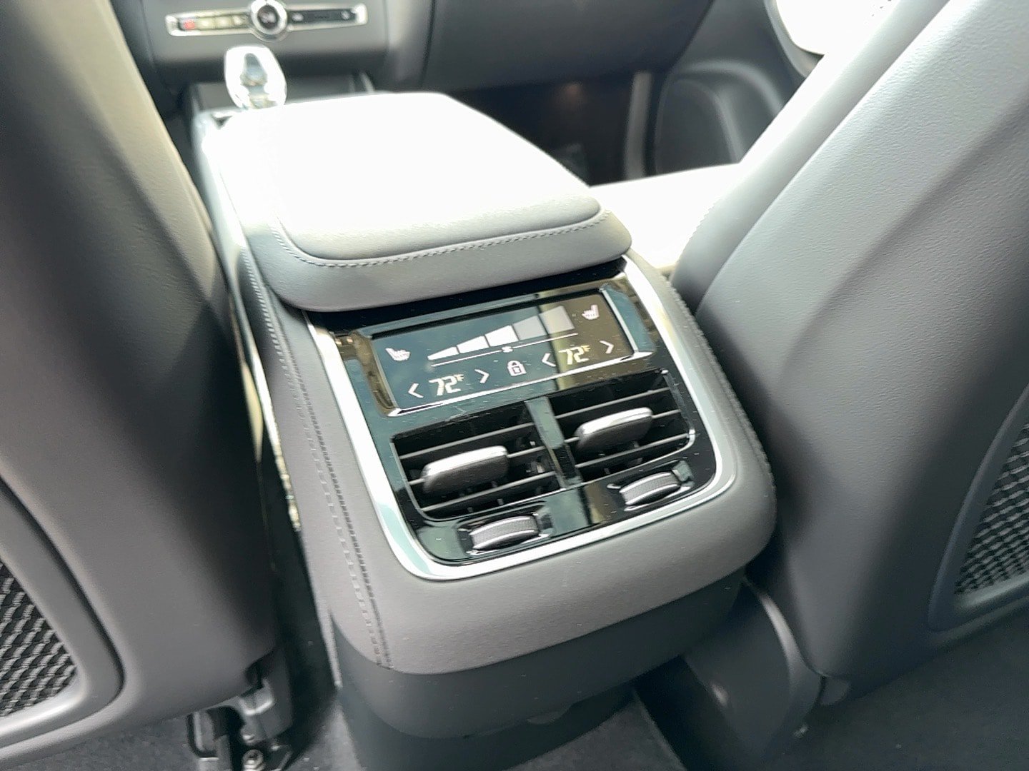 New 2026 Volvo XC90 B6 Ultra w/ Lounge Package AWD/4WD image 18