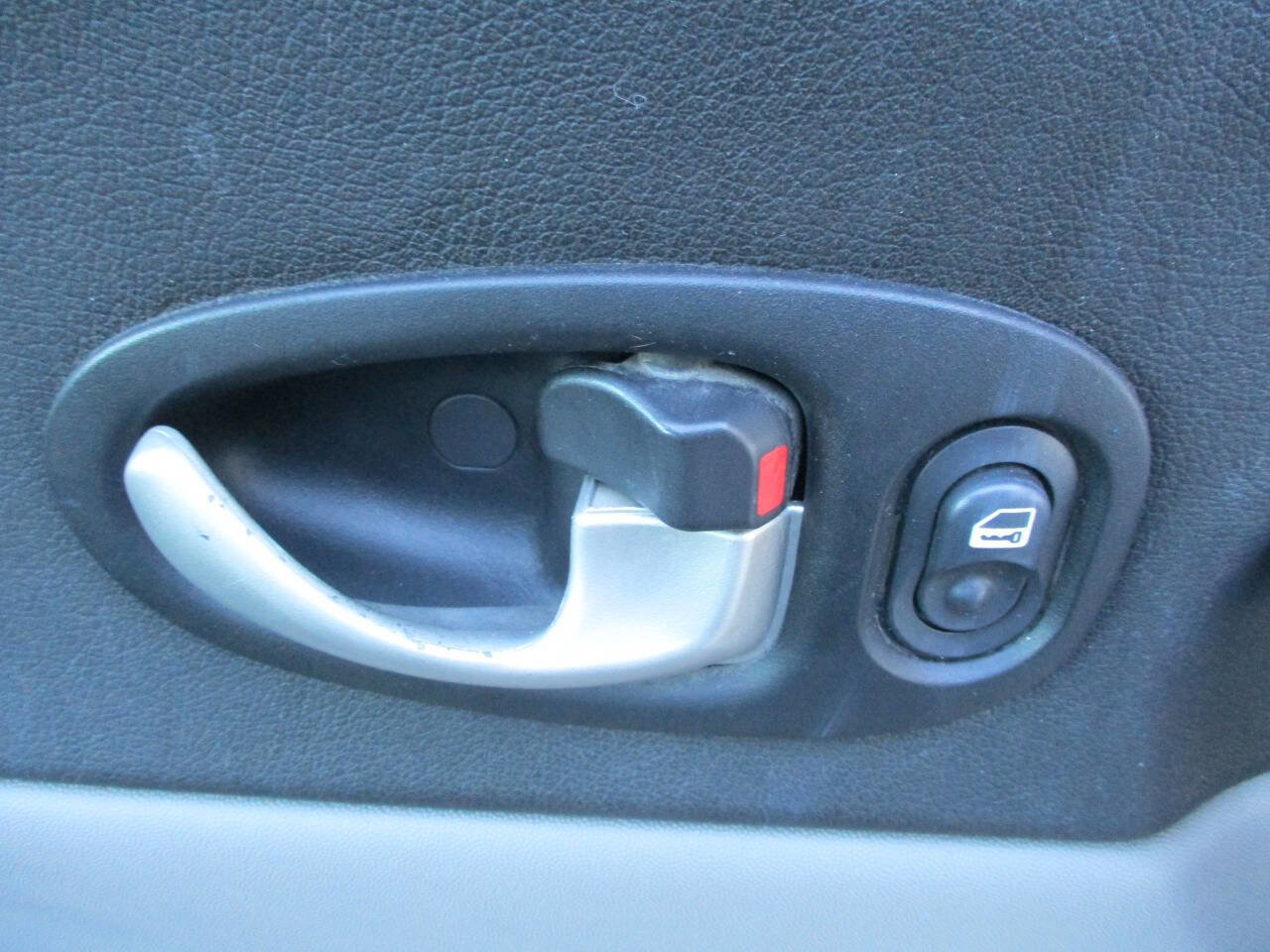 Used 2004 Saturn Vue 2WD w/ Sport Plus Pkg image 27