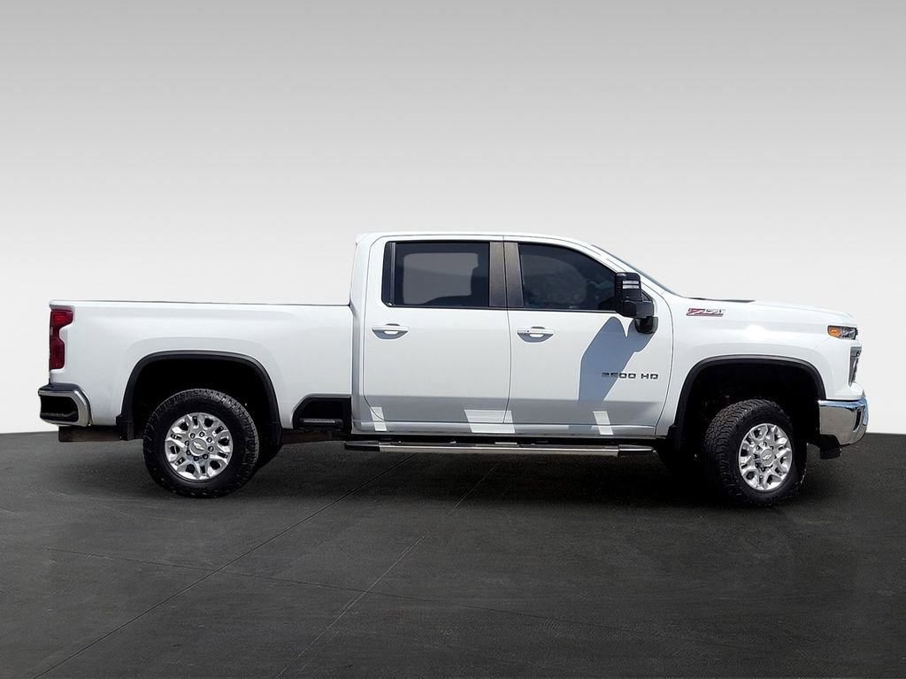 Used 2024 Chevrolet Silverado 2500 LT AWD/4WD image 3