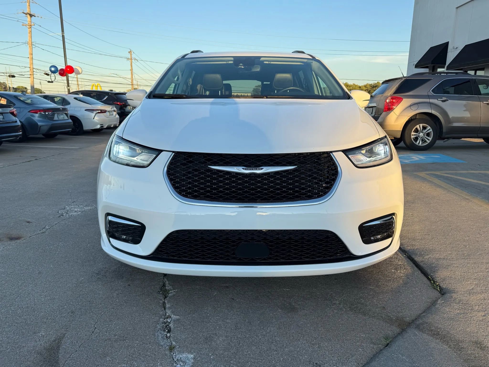 Used 2022 Chrysler Pacifica Touring-L image 4