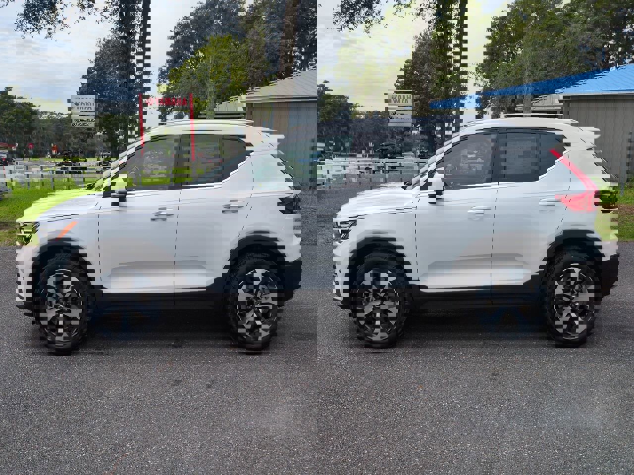 New 2025 Volvo XC40 B5 Core w/ Protection Package Premier image 7