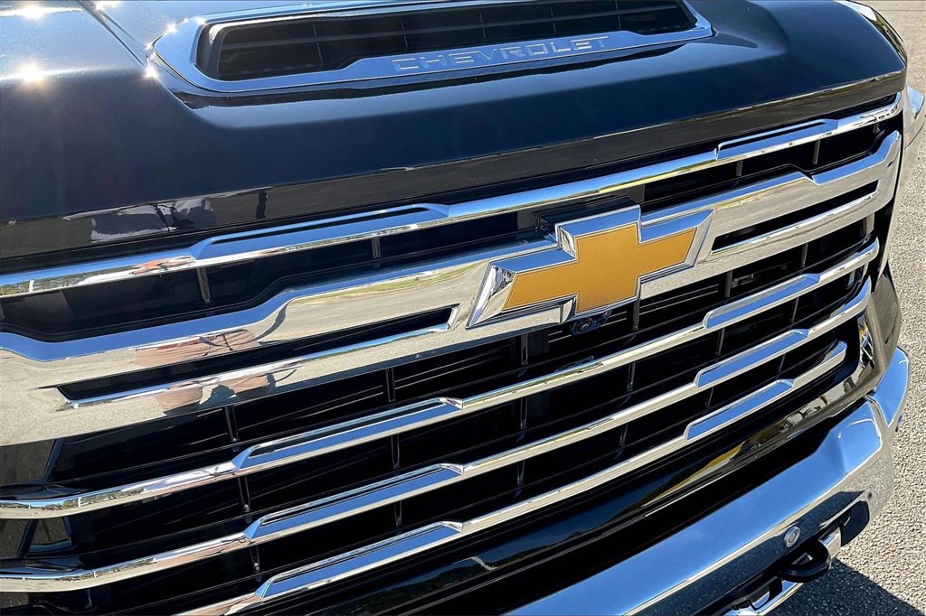 Used 2024 Chevrolet Silverado 2500 LTZ w/ LTZ Convenience Package image 29