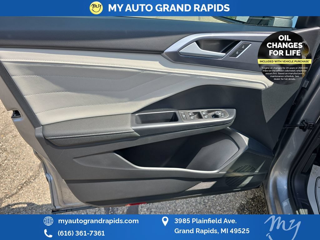 Used 2025 Volkswagen Taos SEL w/ Black Wheel Plus Package AWD/4WD image 10