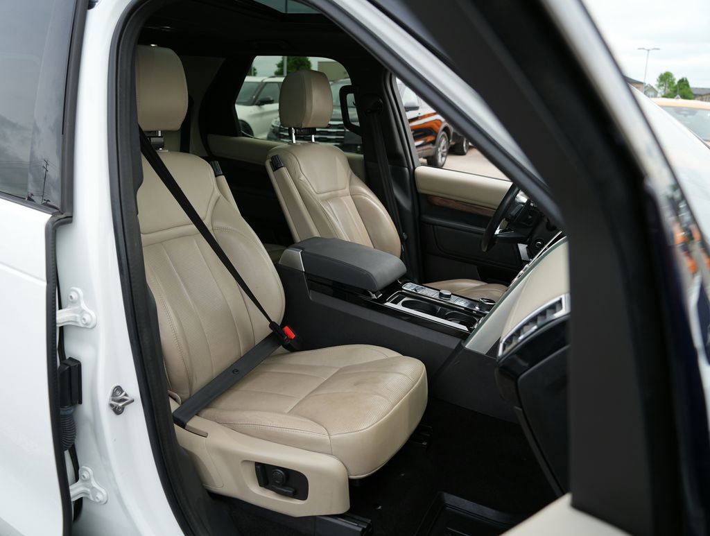 Used 2018 Land Rover Discovery HSE AWD/4WD image 23