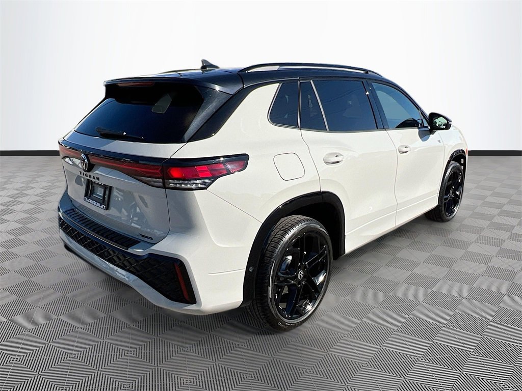 Used 2025 Volkswagen Tiguan SE R-Line image 7