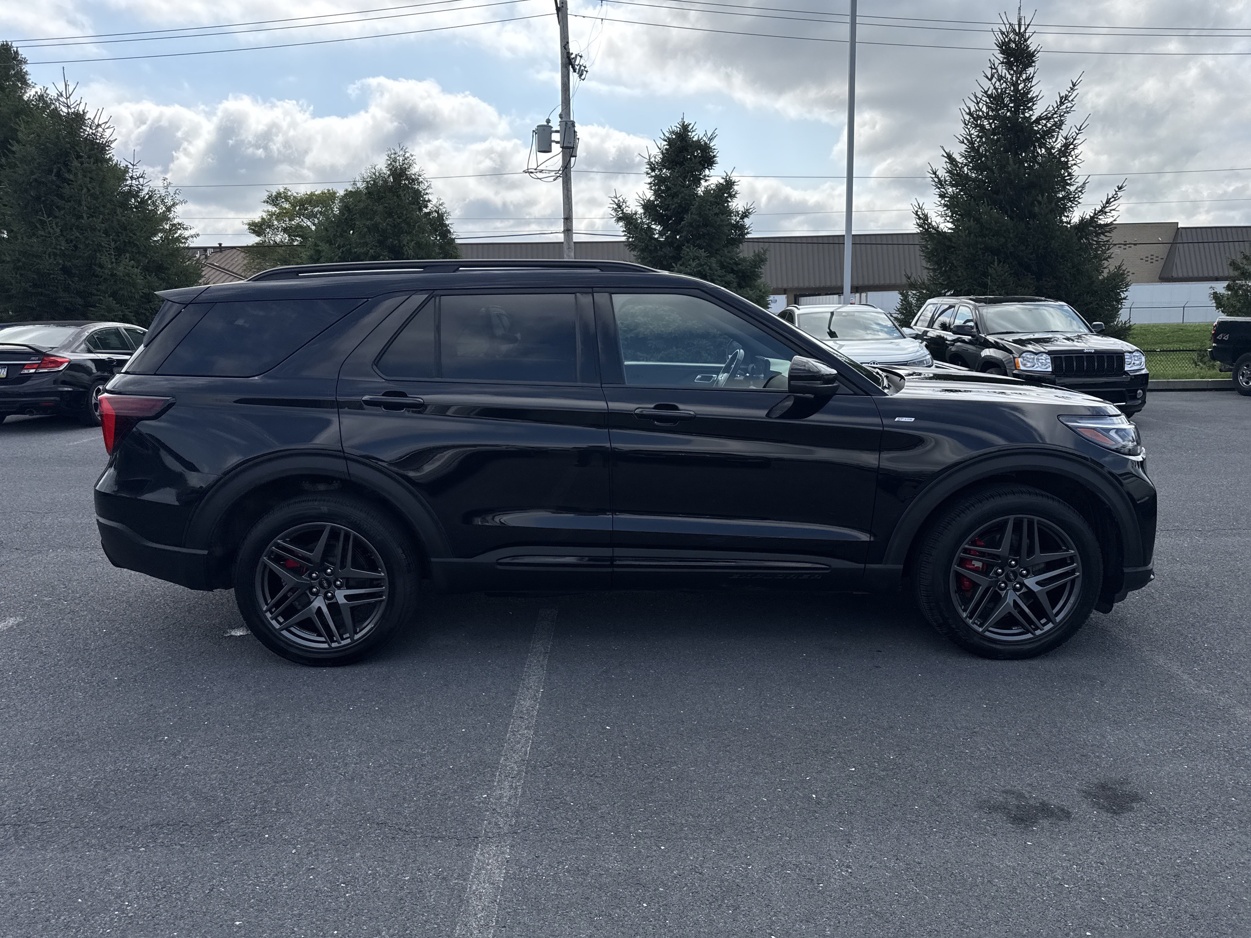 Used 2025 Ford Explorer ST-Line w/ ST-Line Street Pack AWD/4WD image 36