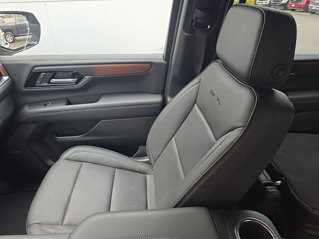 Used 2025 GMC Yukon XL Denali w/ Sun & Power Step Package image 31